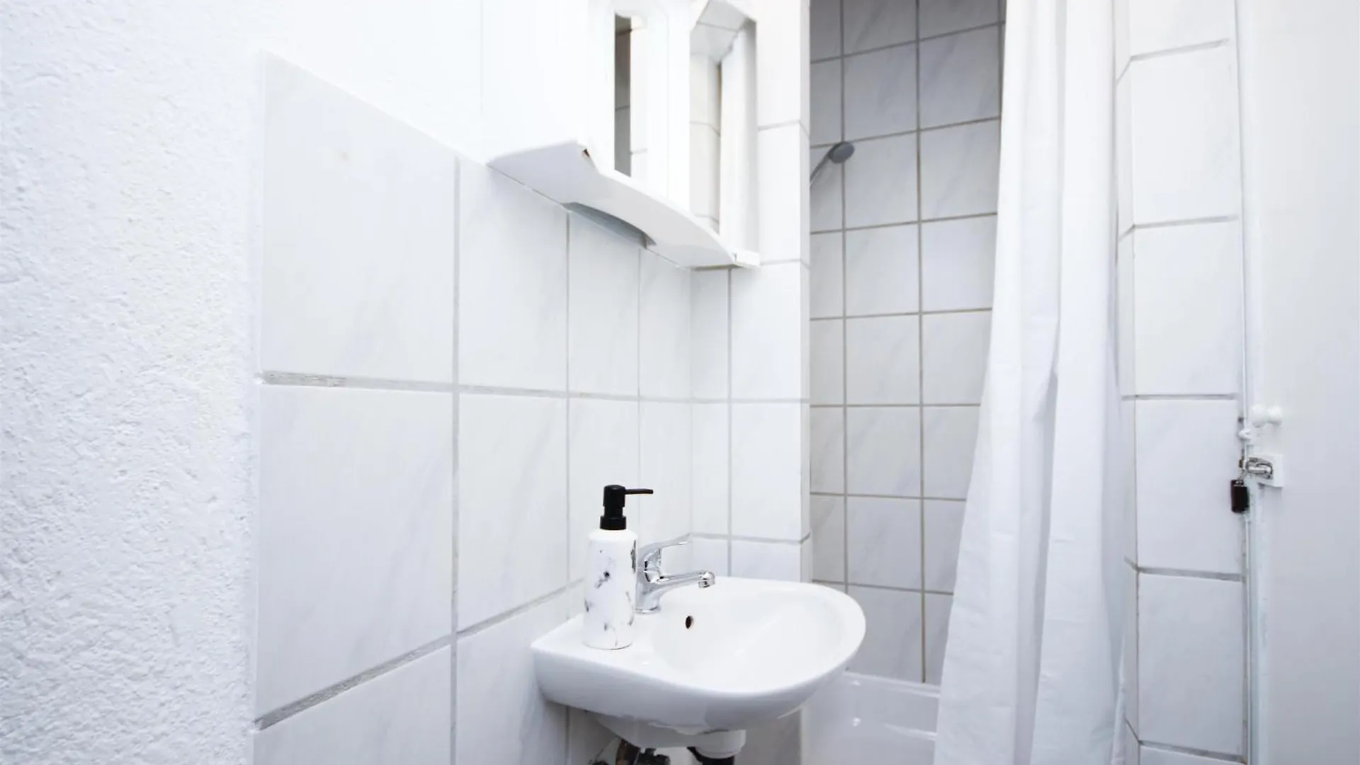 Alfa 2 Zimmer Apartment Stuttgart 2Br Tv Wifi Wm Nahe Daimler L Wifi & Smarttv I 2 Rooms L Bathroom I Kitchen 0*,  Germany